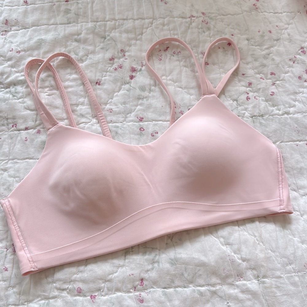 𝗟𝗨𝗟𝗨𝗟𝗘𝗠𝗢𝗡 Like a Cloud Bra Light Support
B/C Cup!
